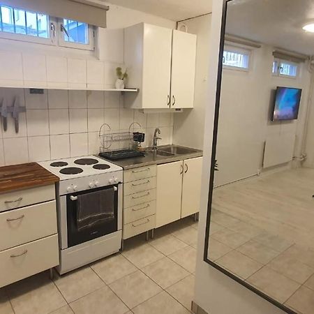 Beautiful Basement Apartment, Very Private And Close To The Metro Estocolmo Exterior foto