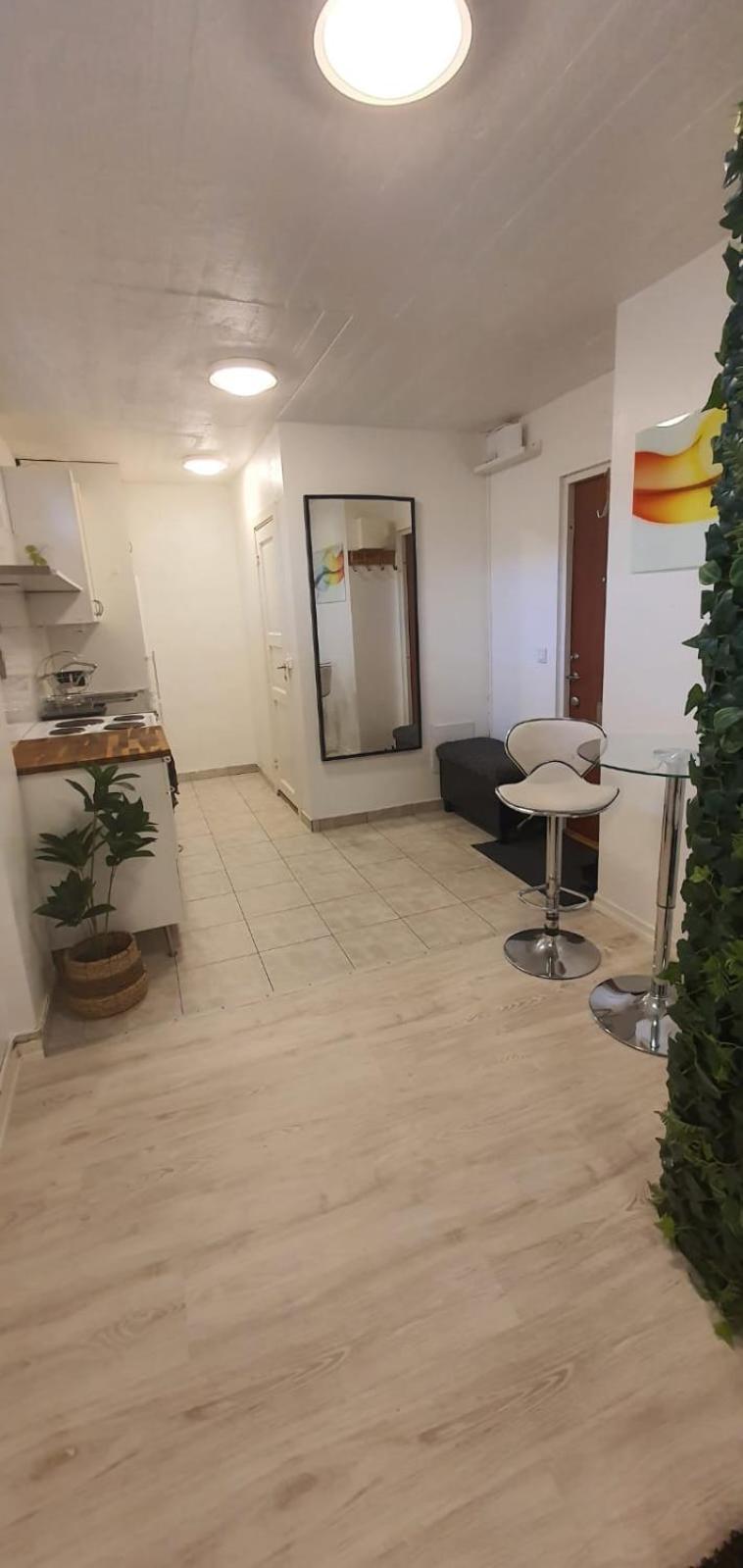 Beautiful Basement Apartment, Very Private And Close To The Metro Estocolmo Exterior foto