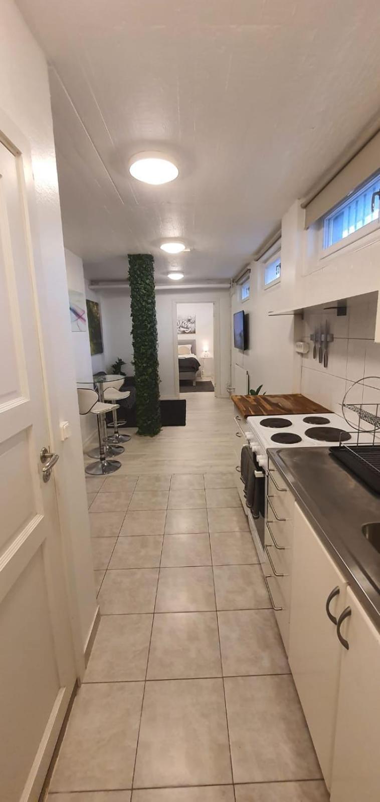 Beautiful Basement Apartment, Very Private And Close To The Metro Estocolmo Exterior foto