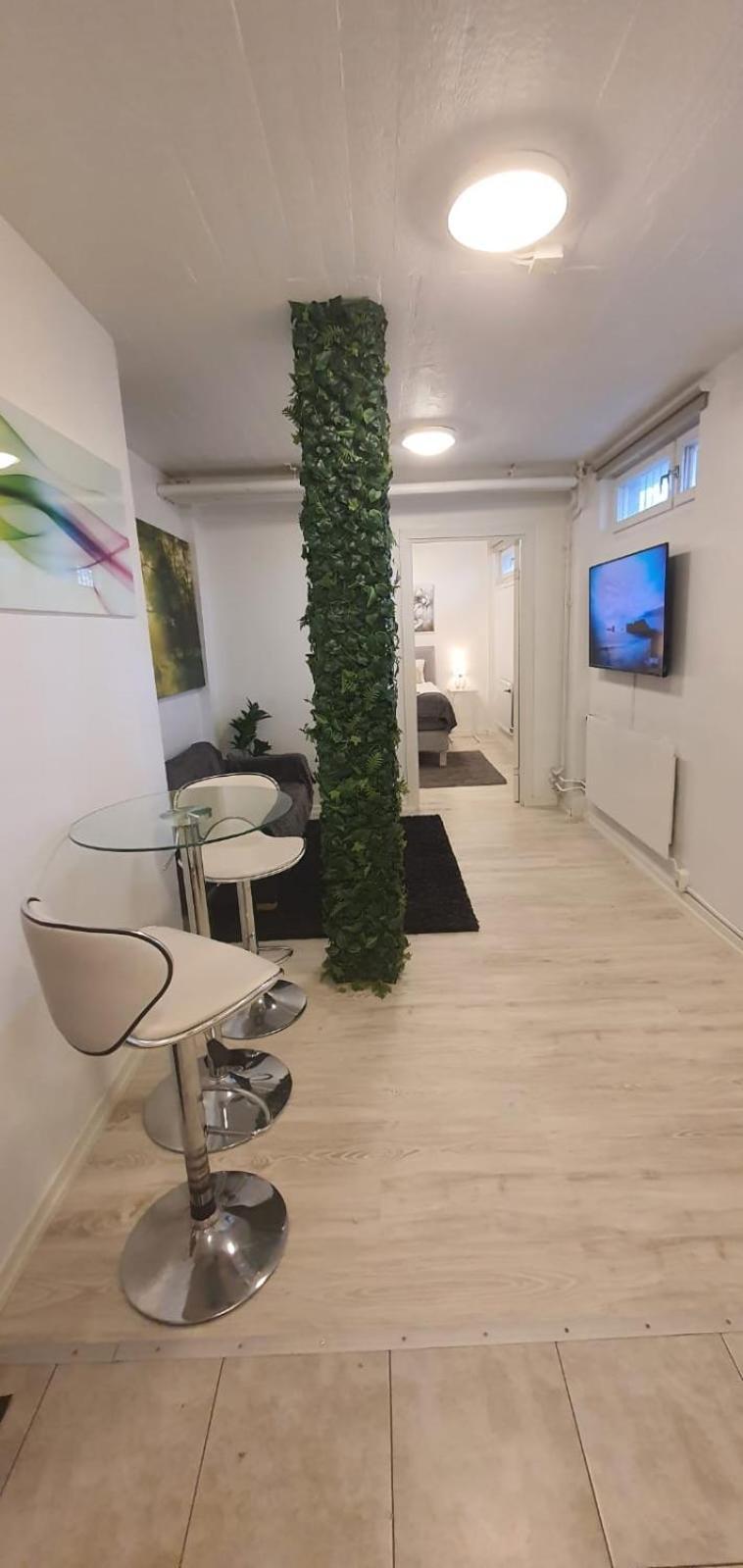 Beautiful Basement Apartment, Very Private And Close To The Metro Estocolmo Exterior foto